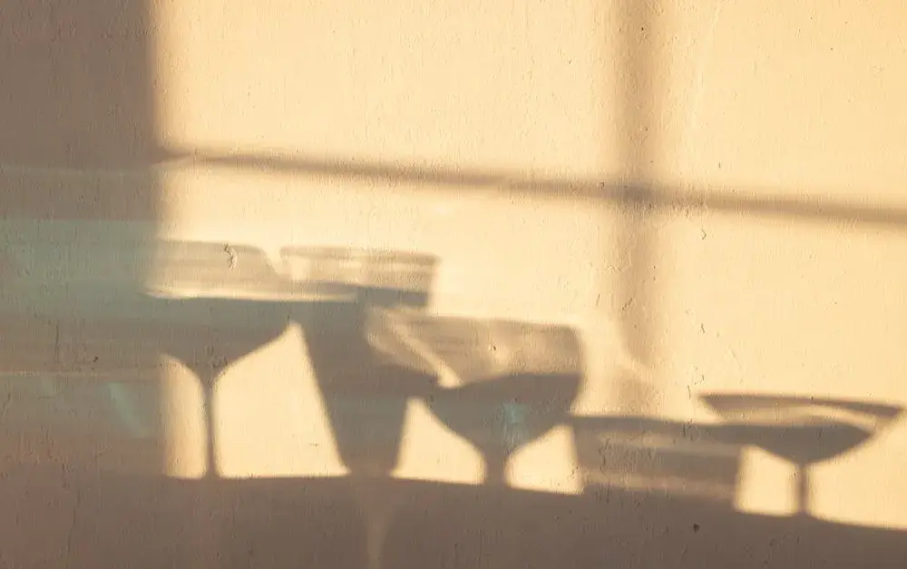 Dlaczego pojawia się kac moralny po alkoholu? Naukowcy badają