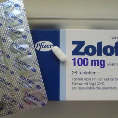 Opakowanie leku Zoloft 100 mg z sertraliną i pojedyncza tabletka.