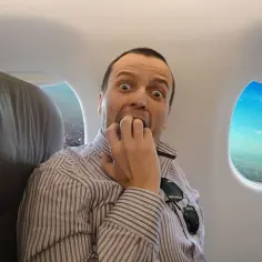 Mężczyzna w paski, z przerażeniem w oczach, gryzie paznokcie. Panicznie boję się latać samolotem, a widok miasta z okna tylko pogarsza sprawę.
